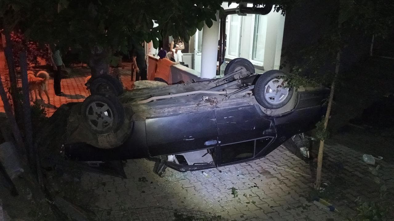 Otomobil takla atarak evin bahçesine devrildi