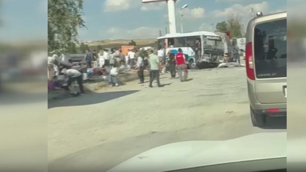 Ankara'da özel halk otobüsü ile kamyon çarpıştı: 2 kişi öldü, 25 kişi yaralandı