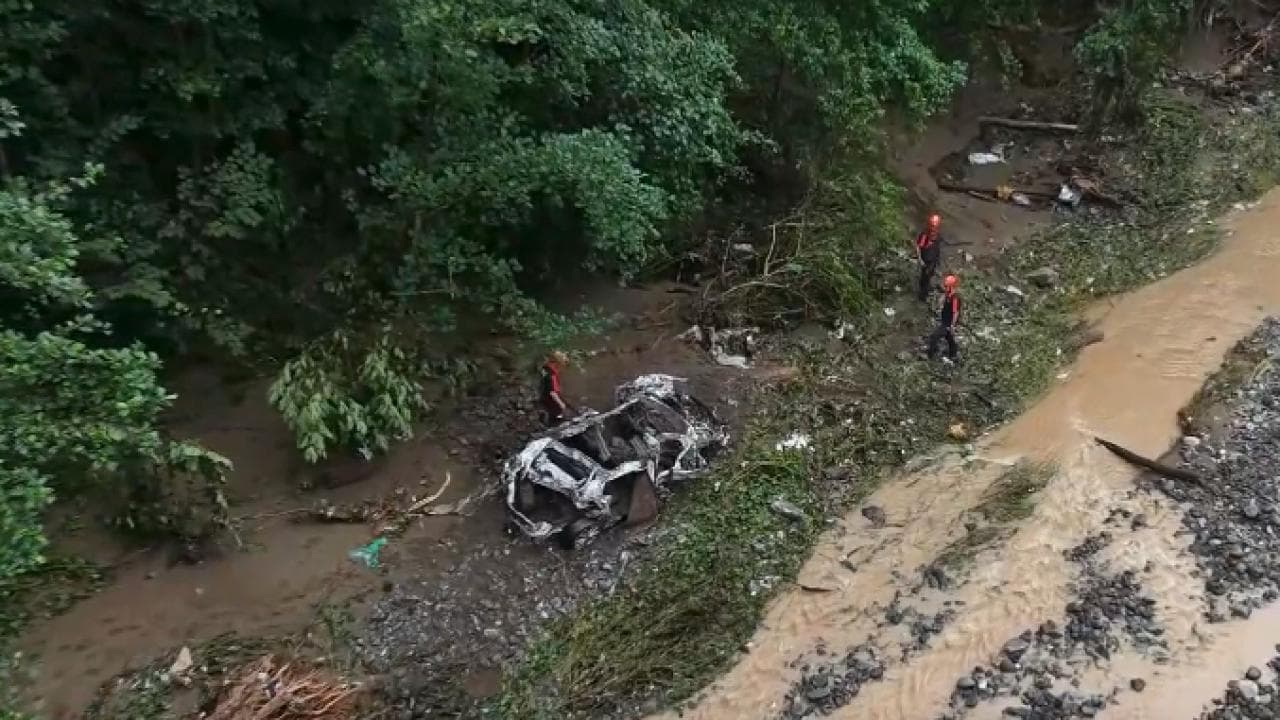 Giresun'da şiddetli yağış nedeniyle araç dereye uçtu: 2 kişi aranıyor