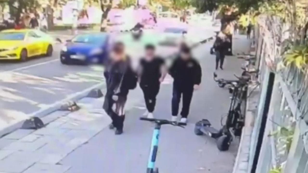 Üsküdar'da kaza yapan otomobil kaldırımdaki öğrencilere çarptı