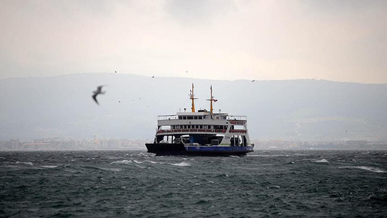Gökçeada ve Bozcaada hatlarındaki feribot seferlerine fırtına engeli