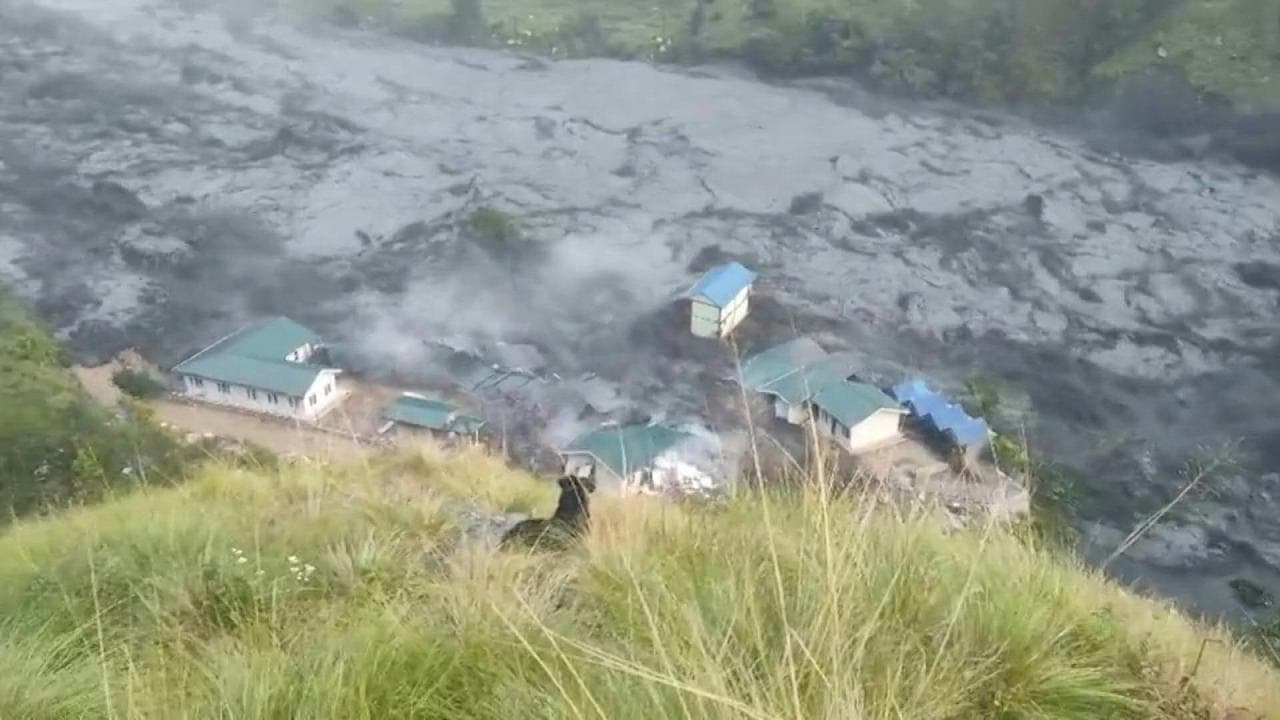 Nepal'de meydana gelen sel nedeniyle çok sayıda yerleşim yeri tahliye edildi