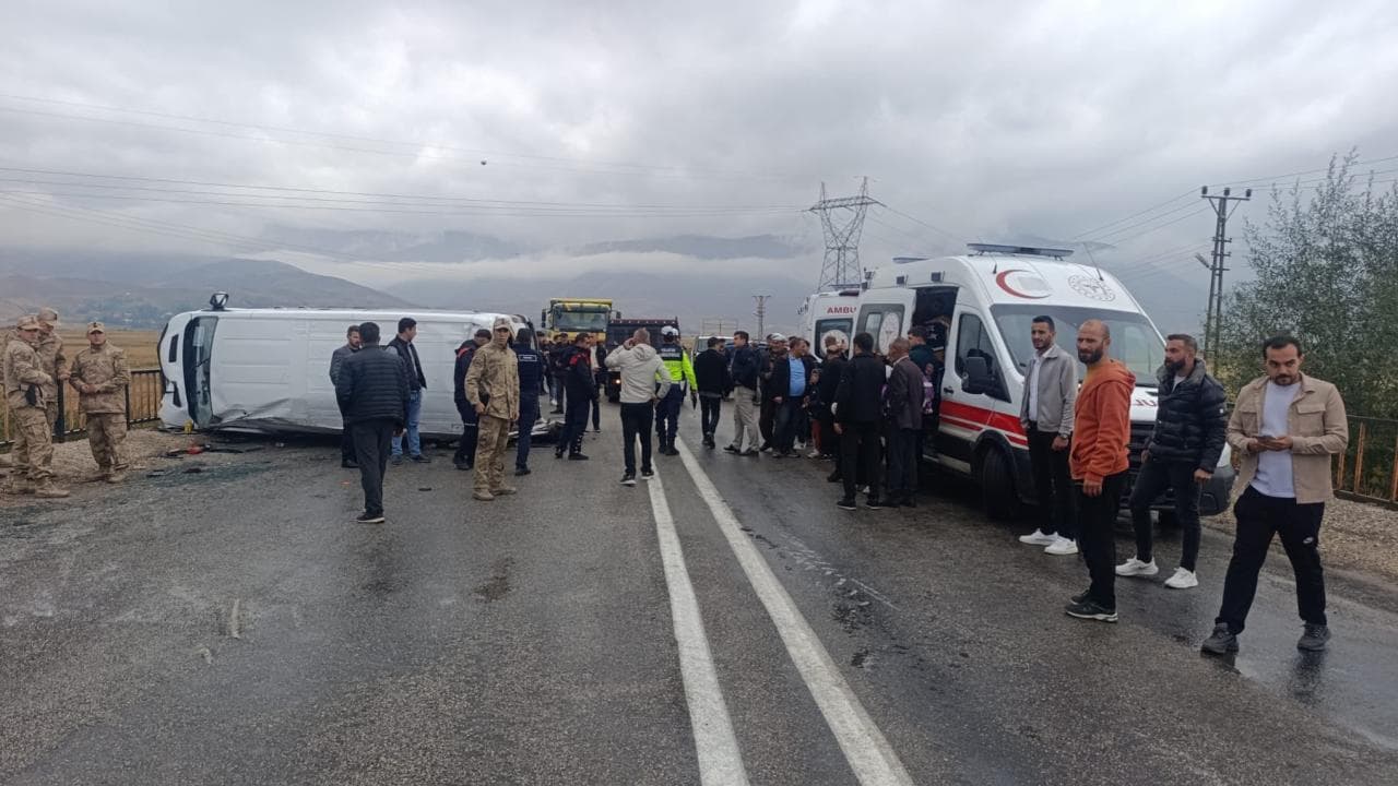 Yüksekovada öğrenci servisi devrildi: 10 yaralı