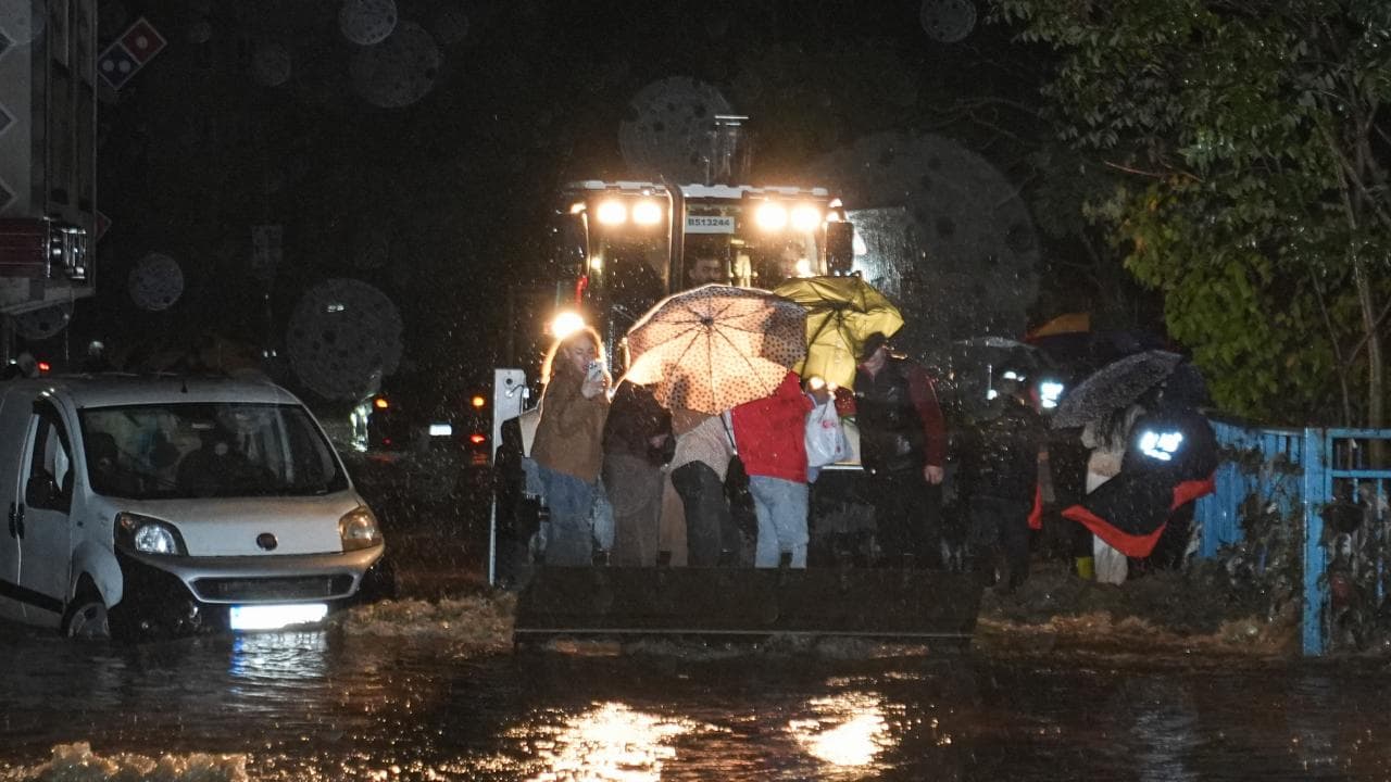 İstanbul'u sağanak vurdu: Yollar göle döndü, araçlar suya gömüldü