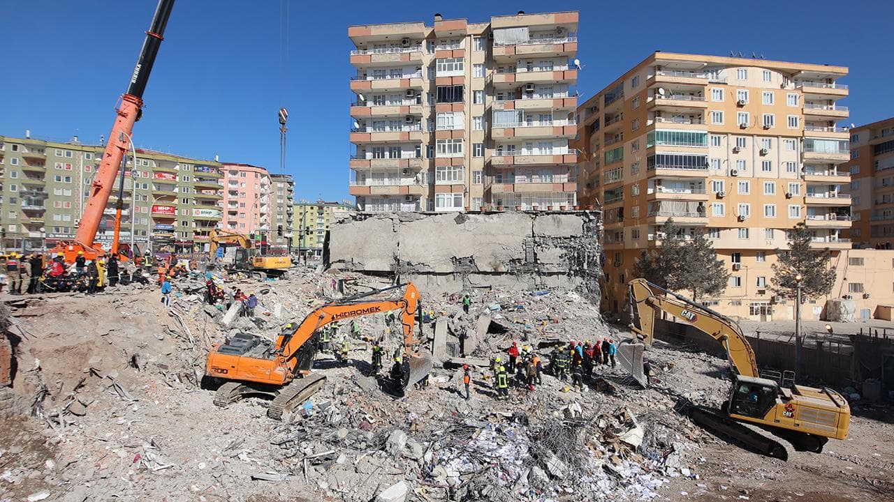 77 kişiye mezar olan binayla ilgili 3 belediye çalışanına dava