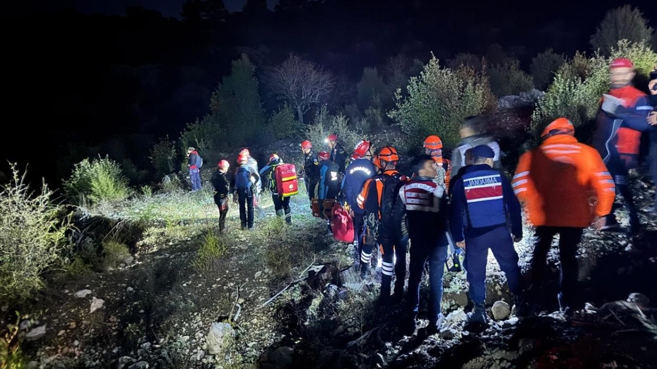 Isparta'da kanyonda mahsur kalan İHH gönüllülerinden 3'ü kurtarıldı