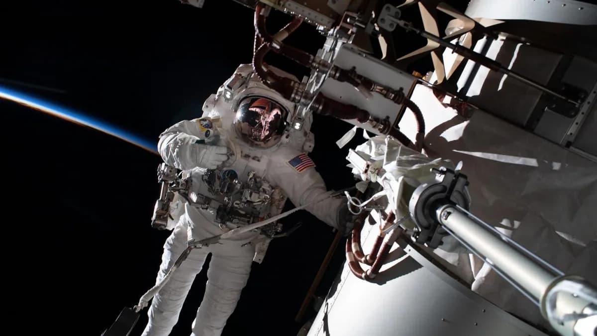 Uzayda ilk robotik kurtarma operasyonu: NASA düşen teleskobun peşinde