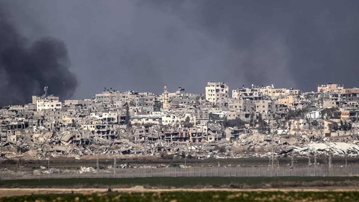 Katil İsrail'in Gazze'ye düzenlediği saldırılarda yıkılan binaların enkazından 8 Filistinlinin daha naaşı çıkarıldı