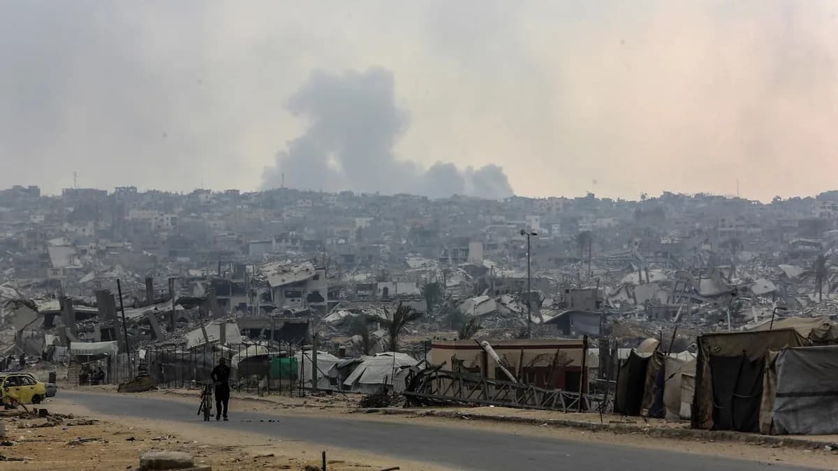 Katil İsrailin Gazze kentine düzenlediği saldırıda biri çocuk 2 Filistinli hayatını kaybetti