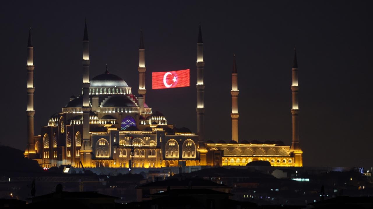 Ülke genelindeki camilerde sela okundu