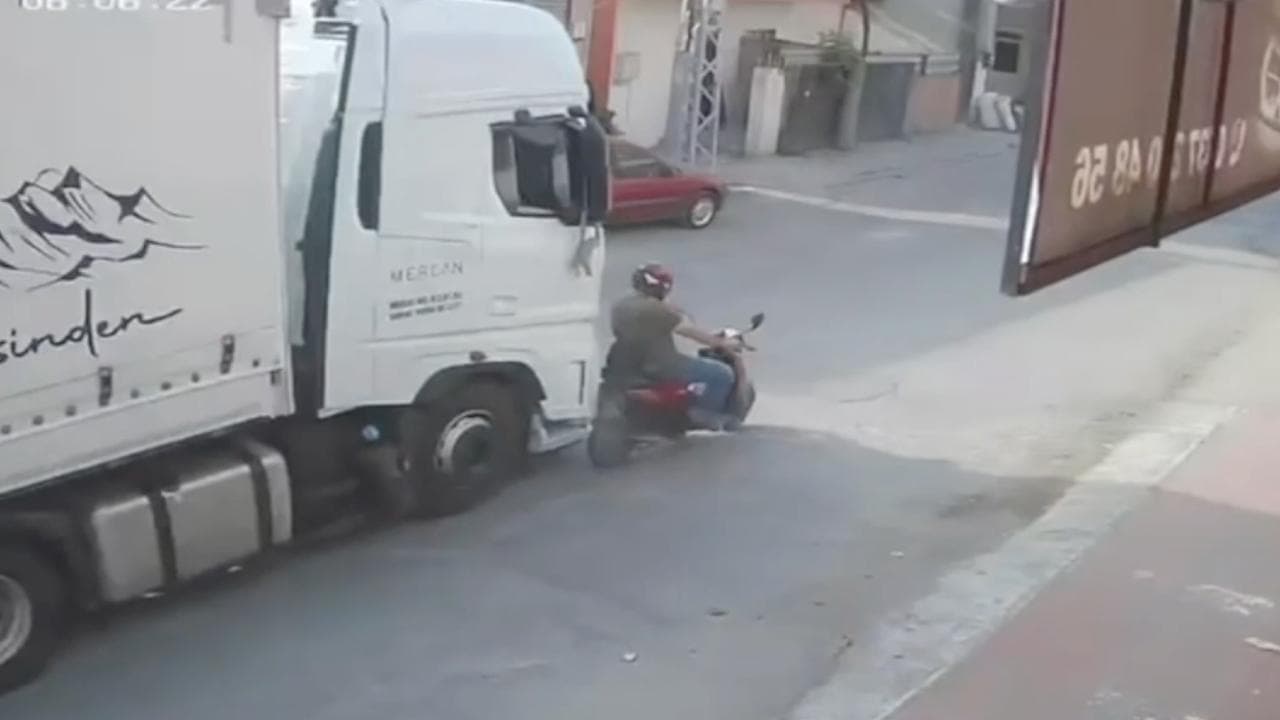 Tırın kör noktasında kalan motosikletli ölümden döndü