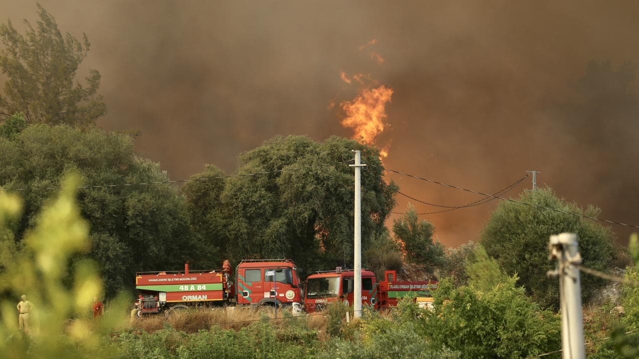 Fethiye'deki orman yangınına müdahale ediliyor