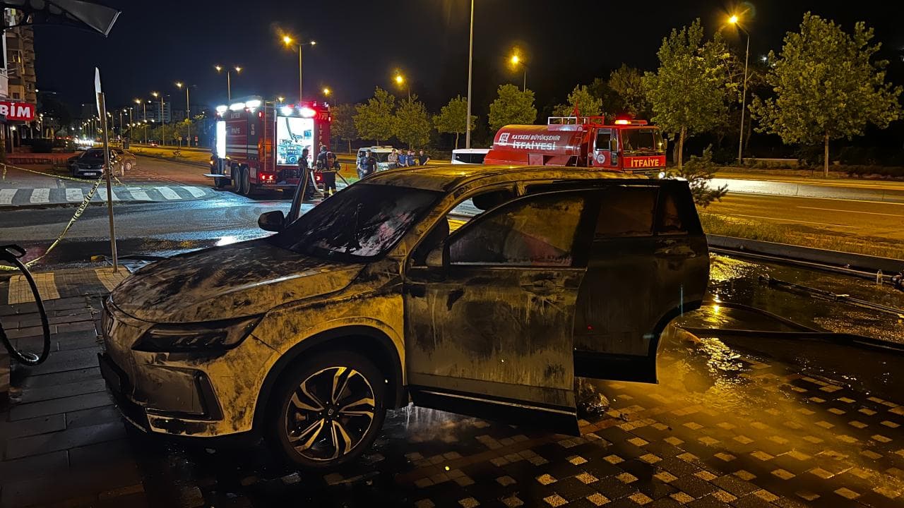 Şarjdaki elektrikli otomobilde yangın ve patlama