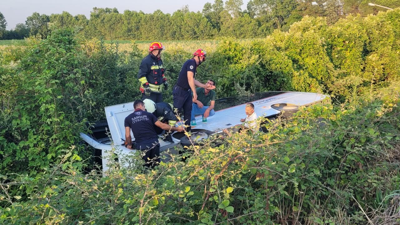 Samsun'da halk otobüsü devrildi: 15 yaralı