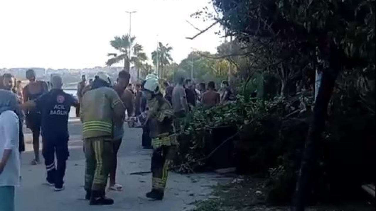 Büyükçekmece'de toprak kayması
