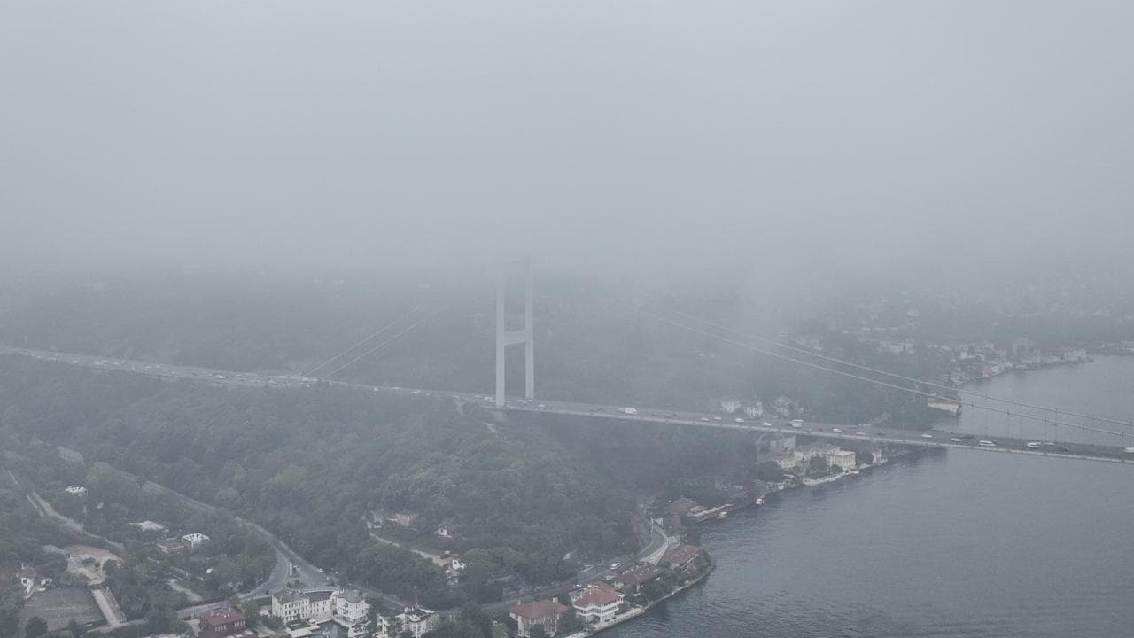 İstanbul Boğazı'nı yoğun sis kapladı