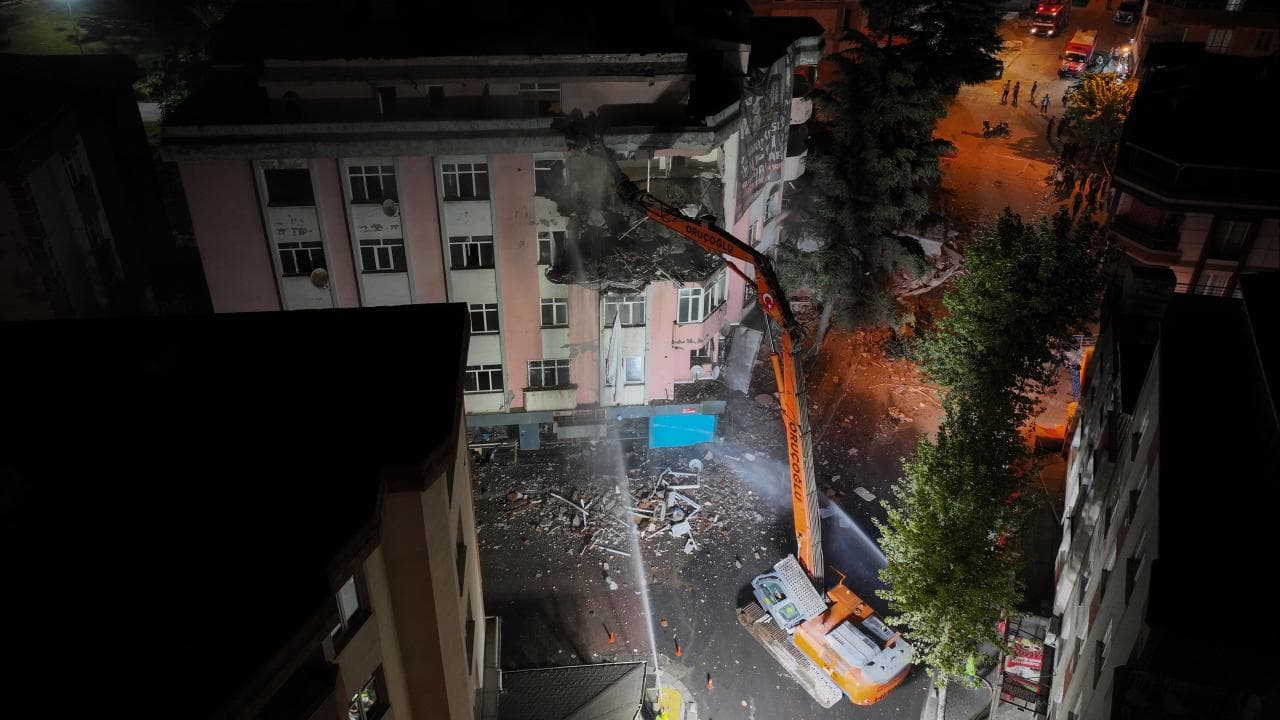 Bahçelievler'de çöken binanın yanındaki riskli yapının yıkımına başlandı