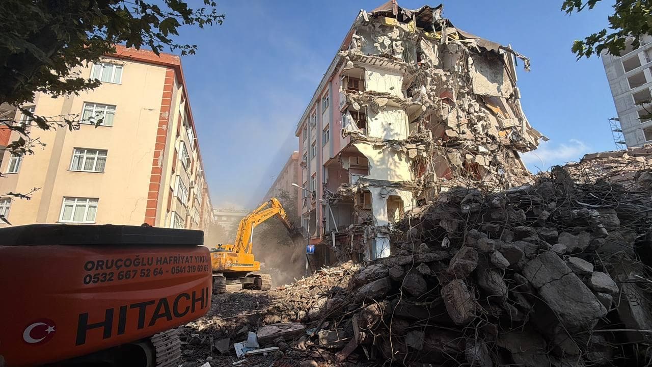 Bahçelievlerde binanın çökme anı kamerada