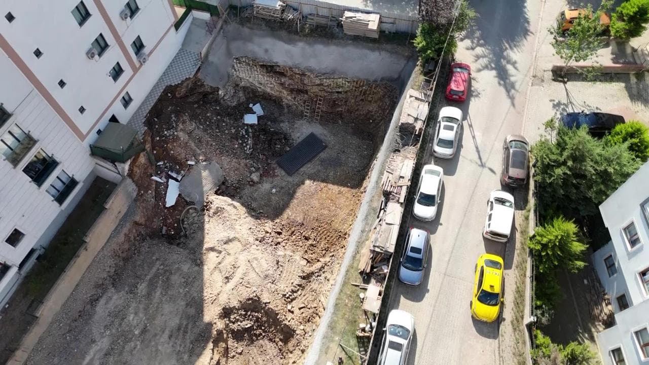 Çekmeköy'de istinat duvarı çöken inşaatın yanındaki 5 katlı bina boşaltıldı