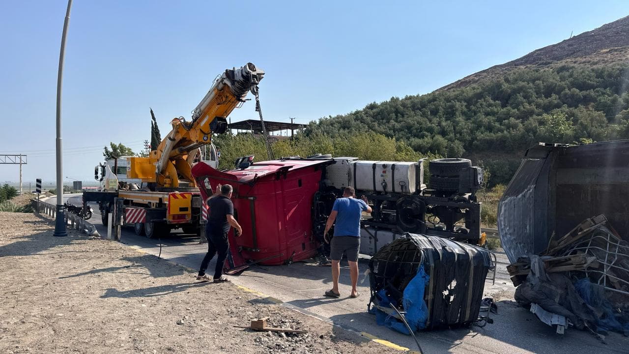 Tır devrildi, iş makinesi parçaları yola saçıldı