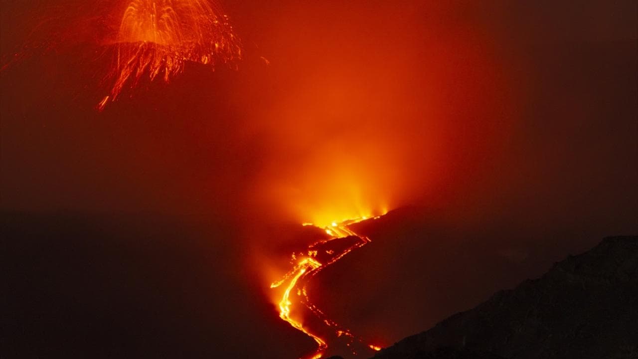 İtalya'da Etna Yanardağı'nın patlamasıyla oluşan kül bulutu uçuşları aksattı