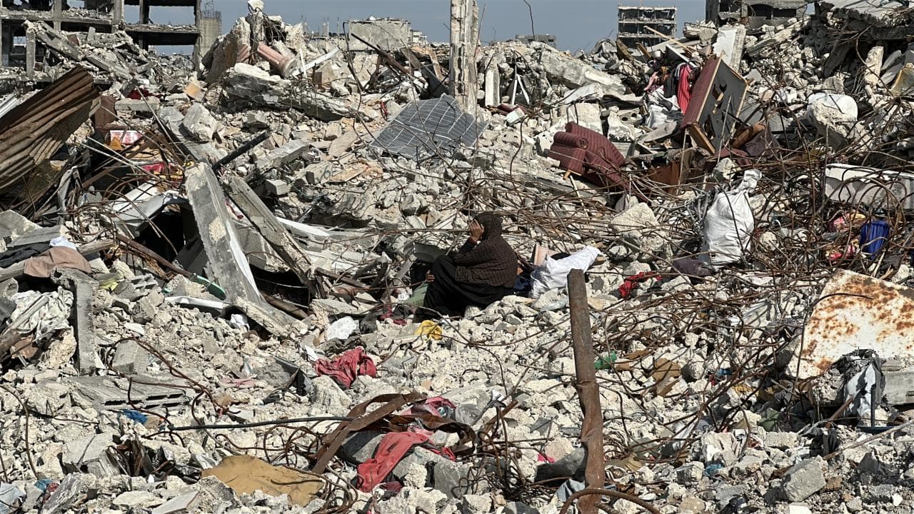 Gazze'de katil İsrail saldırısında yıkılan evin enkazından 13 Filistinlinin cenazesi çıkarılıyor