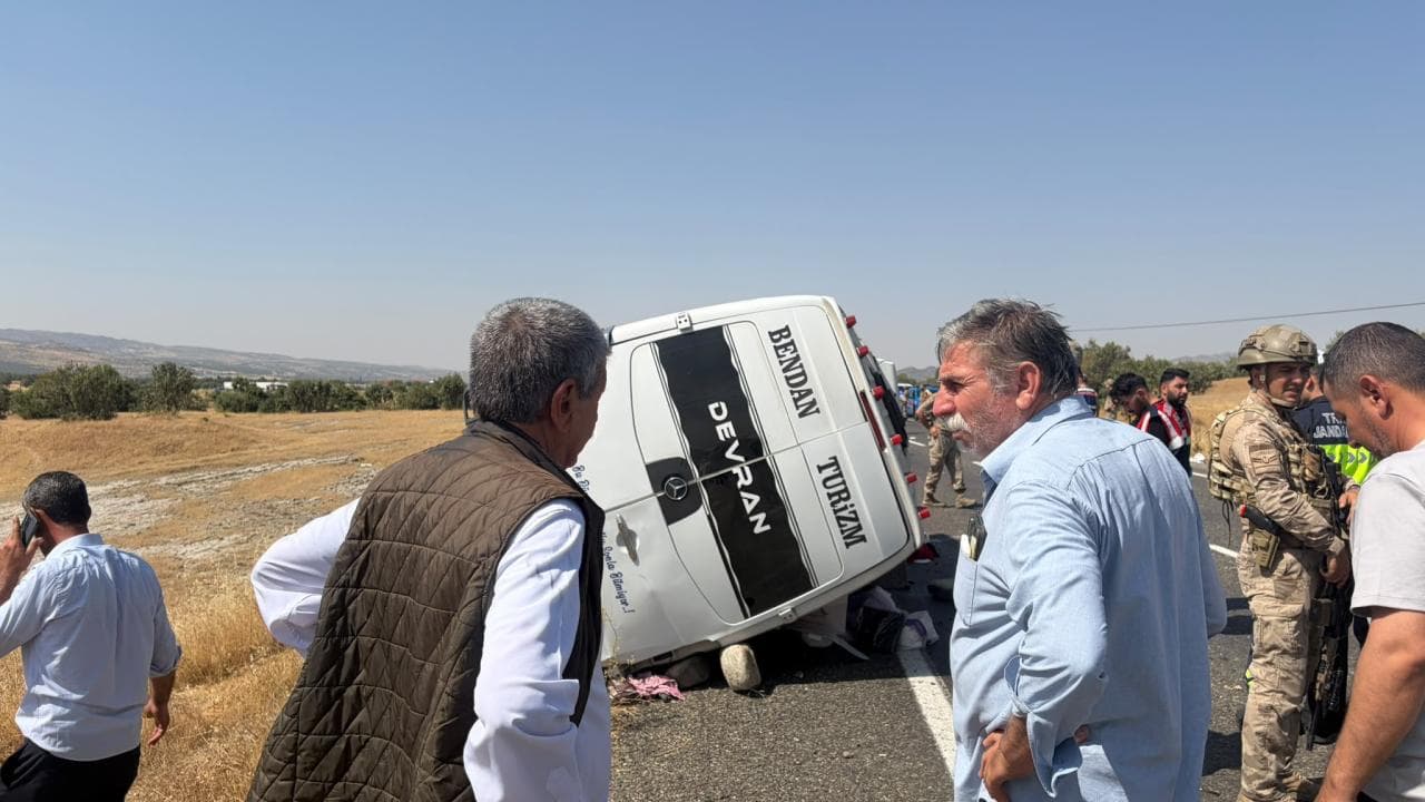 Diyarbakır'da devrilen minibüsteki 5 kişi öldü, 11 kişi yaralandı