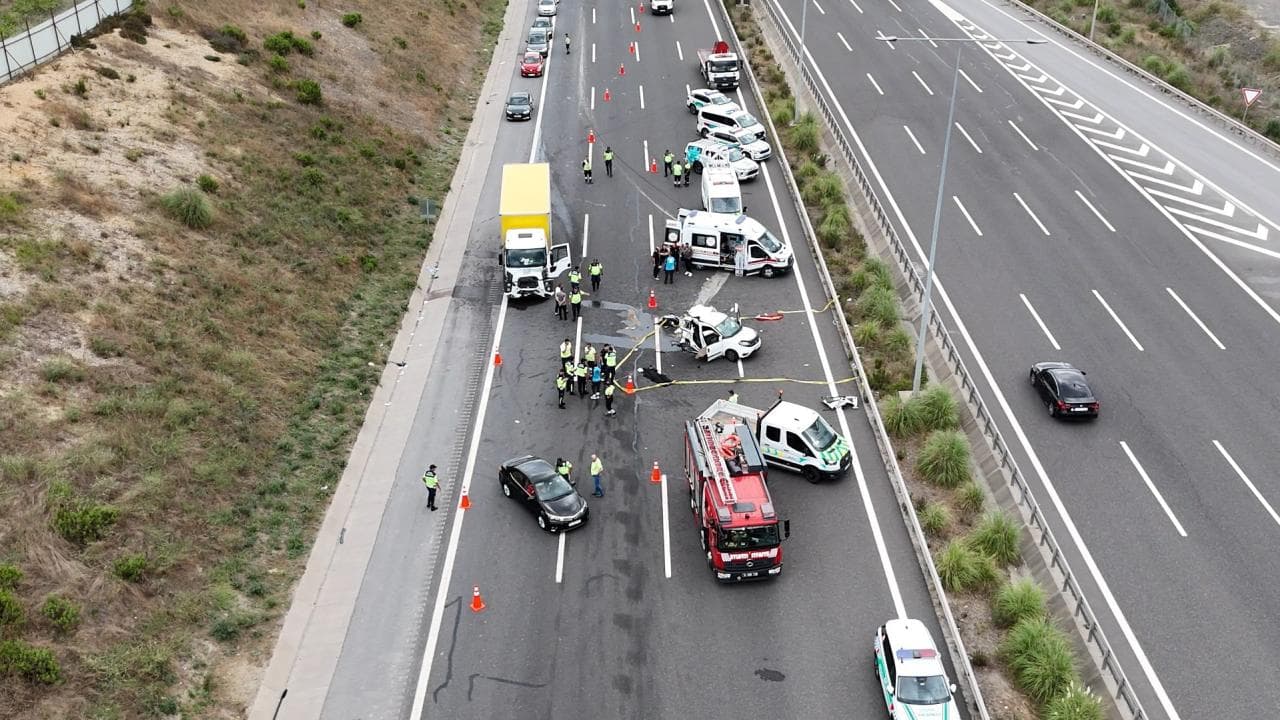 Kuzey Marmara Otoyolu'nda kamyon ile otomobil çarpıştı: Yaralılar var