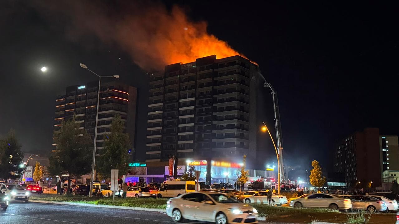 Diyarbakır'da bir plazada yangın çıktı
