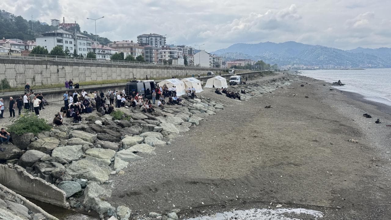 Rize'de denizde kaybolan çocuğu arama çalışmaları sürüyor