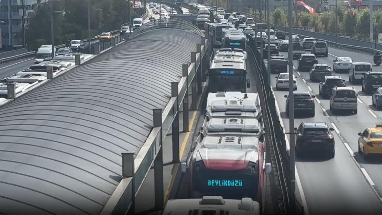 Mecidiyeköyde arızalanan metrobüs yoğunluğa neden oldu