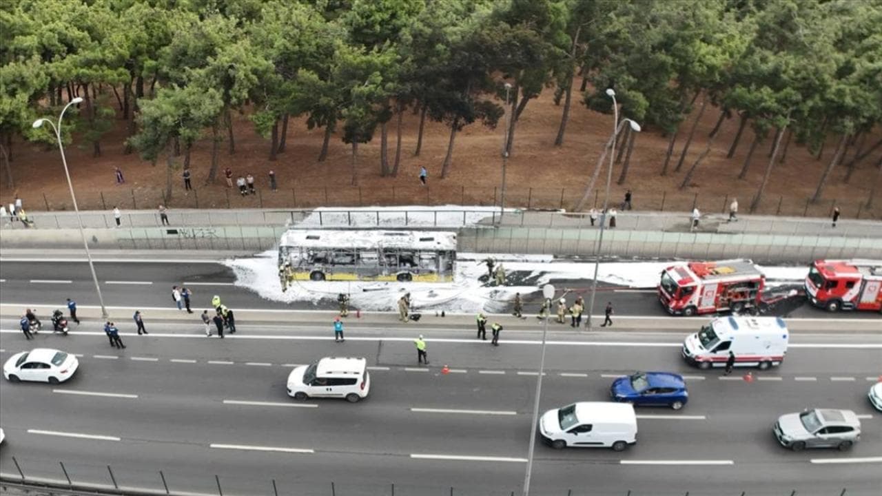 Bakırköy'de yanan İETT otobüsü kullanılamaz hale geldi
