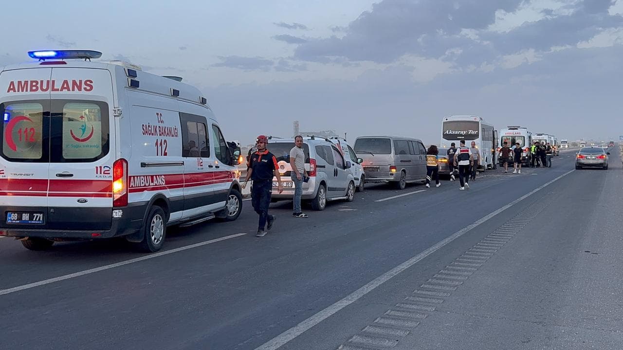 Kum fırtınası zincirleme kazaya yol açtı: 16 yaralı