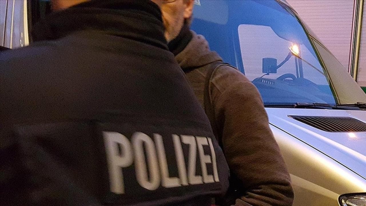 Almanya'da çatışma sırasında olay yerinden kaçan 2 kadın polis memuriyetten ihraç edildi