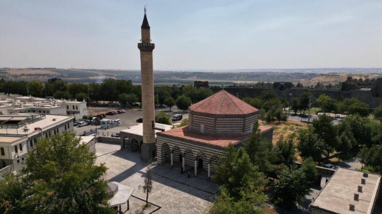 Depremde hasar gören 6 tarihi cami yarın yeniden ibadete açılacak