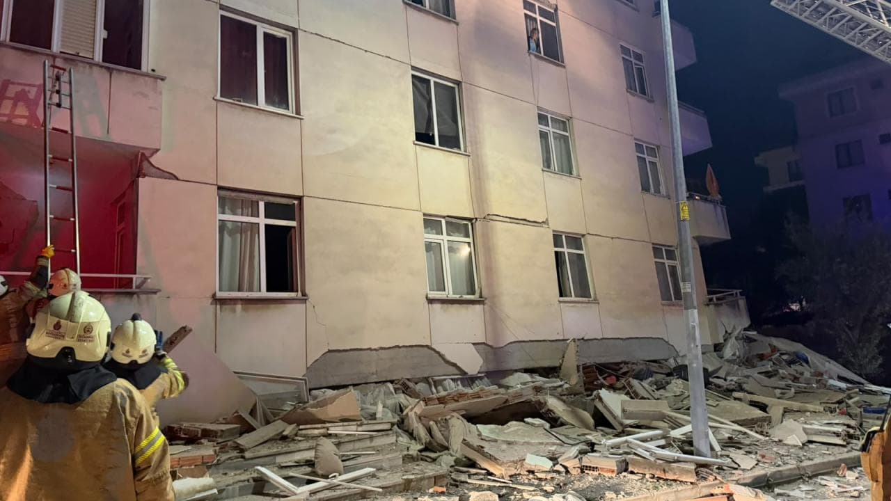 İstanbul'da 6 katlı bina kısmen çöktü