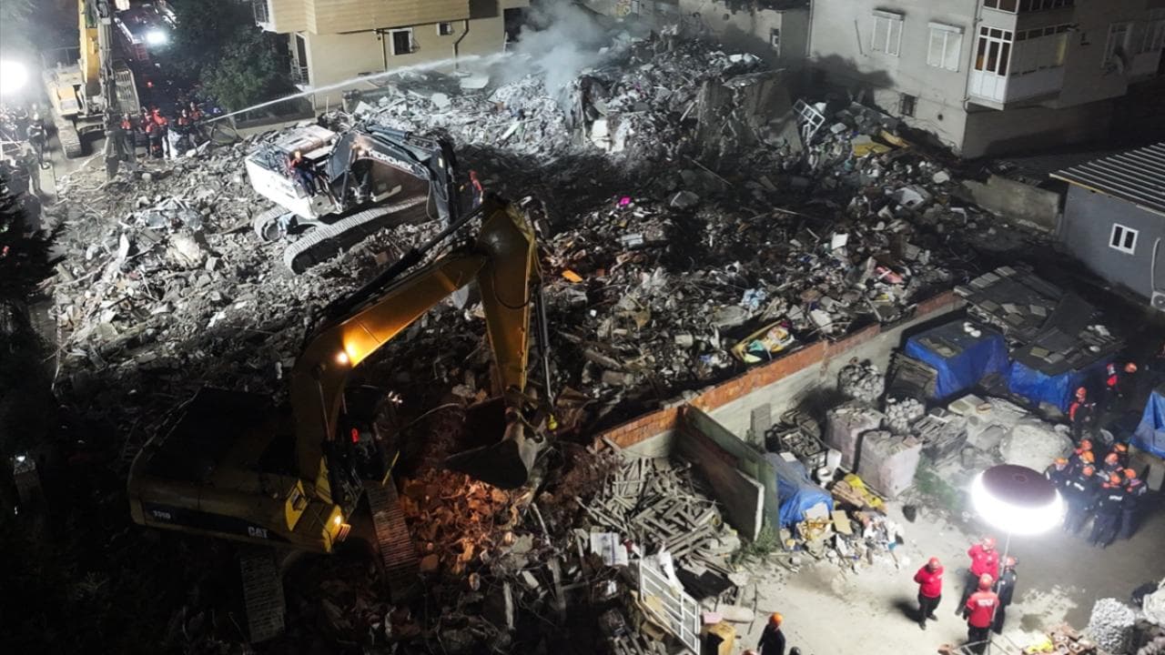 İstanbul'da 7 katlı bina kısmen çöktü: 1 kişi aranıyor