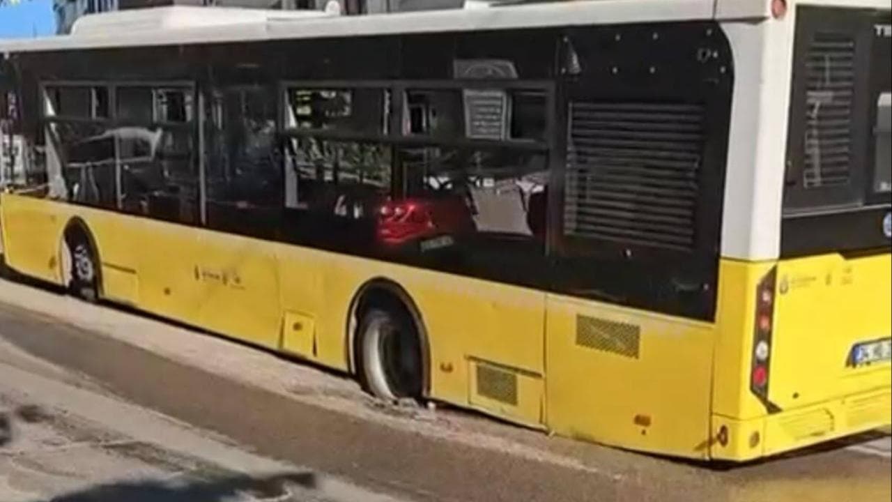 İETT otobüsü çukura düştü